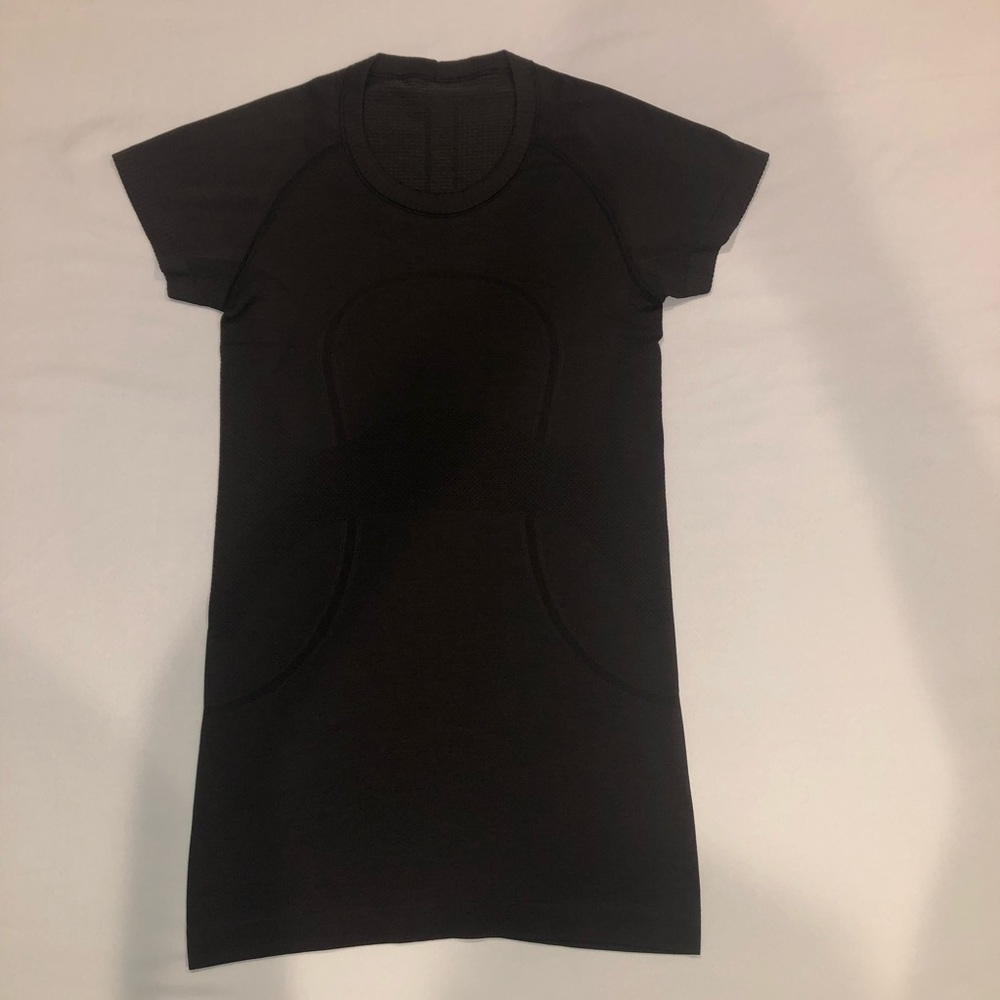 Lululemon fitted black shirt